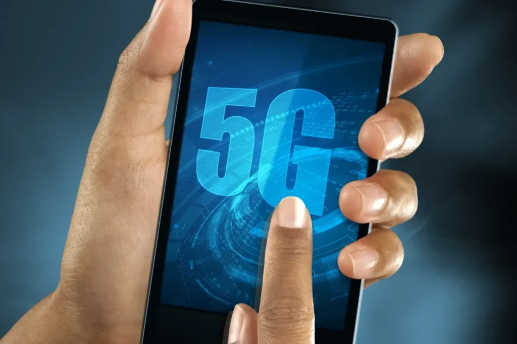 Como a Tecnologia 5G Vai Revolucionar a Pós-Graduação EAD | Descrição visual da imagem | FAVENI